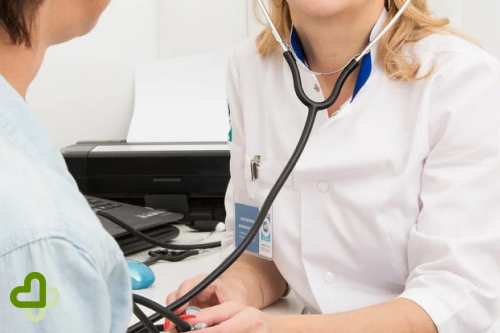 Прием у врача Врач и пациент